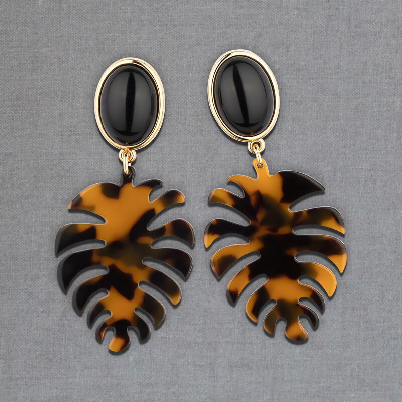 Schwarze Ohrstecker mit schildpattfarbenem Monstera-Blatt von AmuseToi
