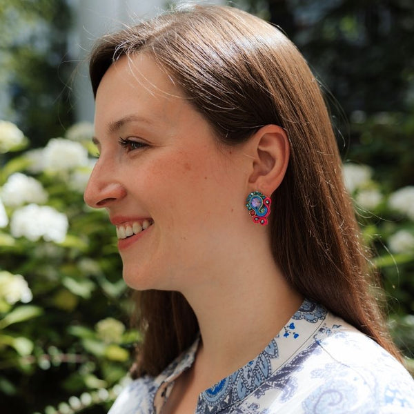 Schöne Soutache-Ohrringe in Pink und Blau