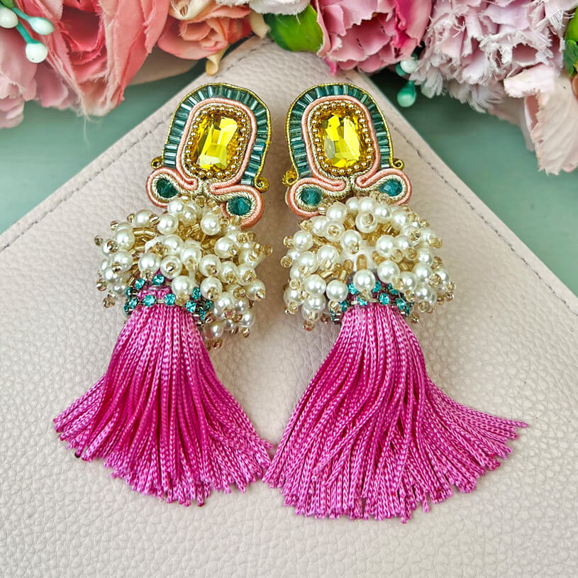 Auffällige Soutache-QuastenOhrringe in Pink, Türkis und Perlmutt