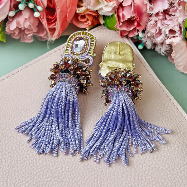 Auffällige Soutache-QuastenOhrringe in Flieder und Gold