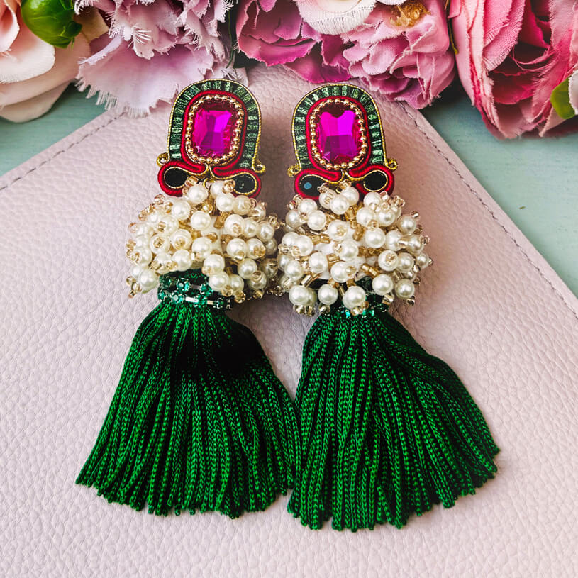 Auffällige Soutache-QuastenOhrringe in Pink und Grün