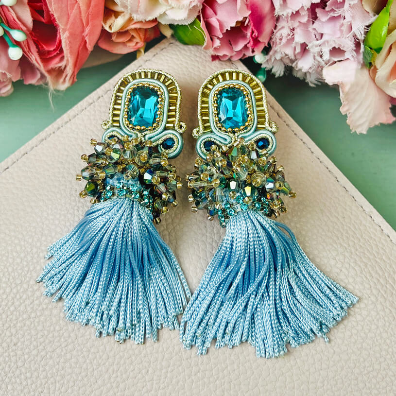 Auffällige Soutache-QuastenOhrringe in Hellblautönen mit Gold