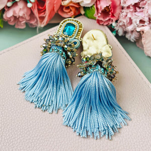 Auffällige Soutache-QuastenOhrringe in Hellblautönen mit Gold