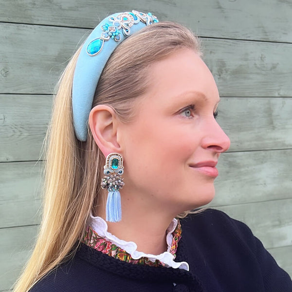Auffällige Soutache-QuastenOhrringe in Hellblautönen mit Gold