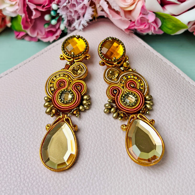 Soutache Ohrstecker mit seidigen Bändern in Gold und funkelnden Tropfen in Braun