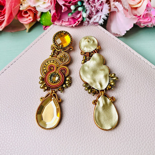 Soutache Ohrstecker mit seidigen Bändern in Gold und funkelnden Tropfen in Braun
