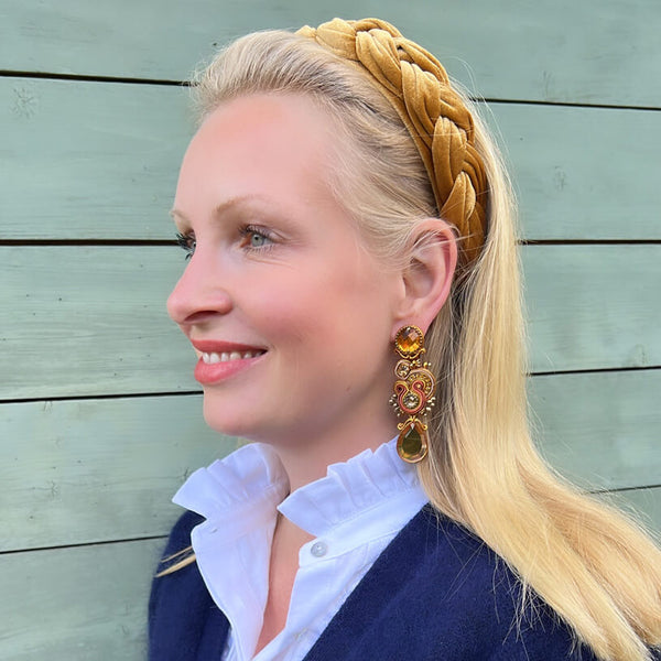 Soutache Ohrstecker mit seidigen Bändern in Gold und funkelnden Tropfen in Braun