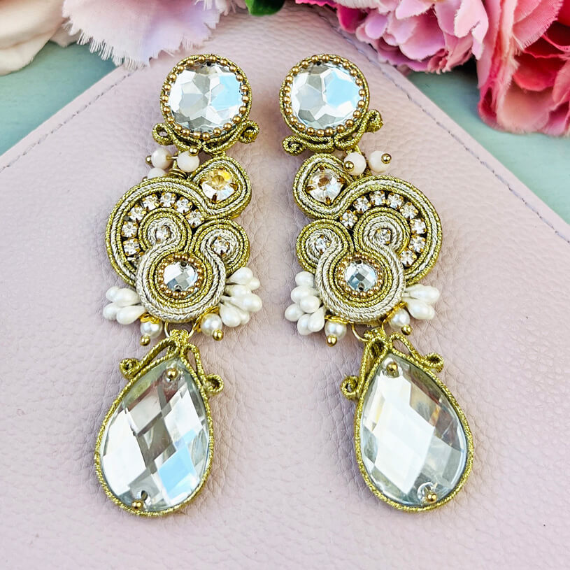 Soutache Ohrstecker mit seidigen Bändern in Gold, Silber und funkelnden Tropfen