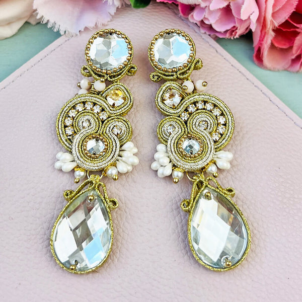Soutache Ohrstecker mit seidigen Bändern in Gold, Silber und funkelnden Tropfen