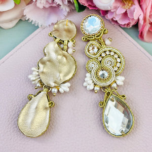 Soutache Ohrstecker mit seidigen Bändern in Gold, Silber und funkelnden Tropfen