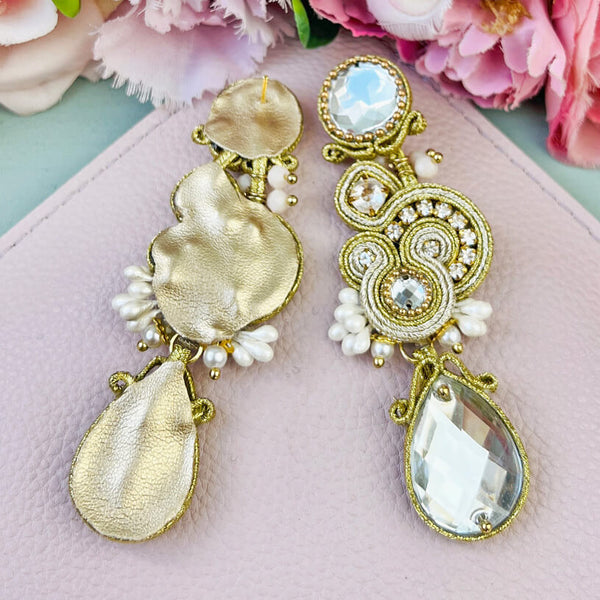 Soutache Ohrstecker mit seidigen Bändern in Gold, Silber und funkelnden Tropfen