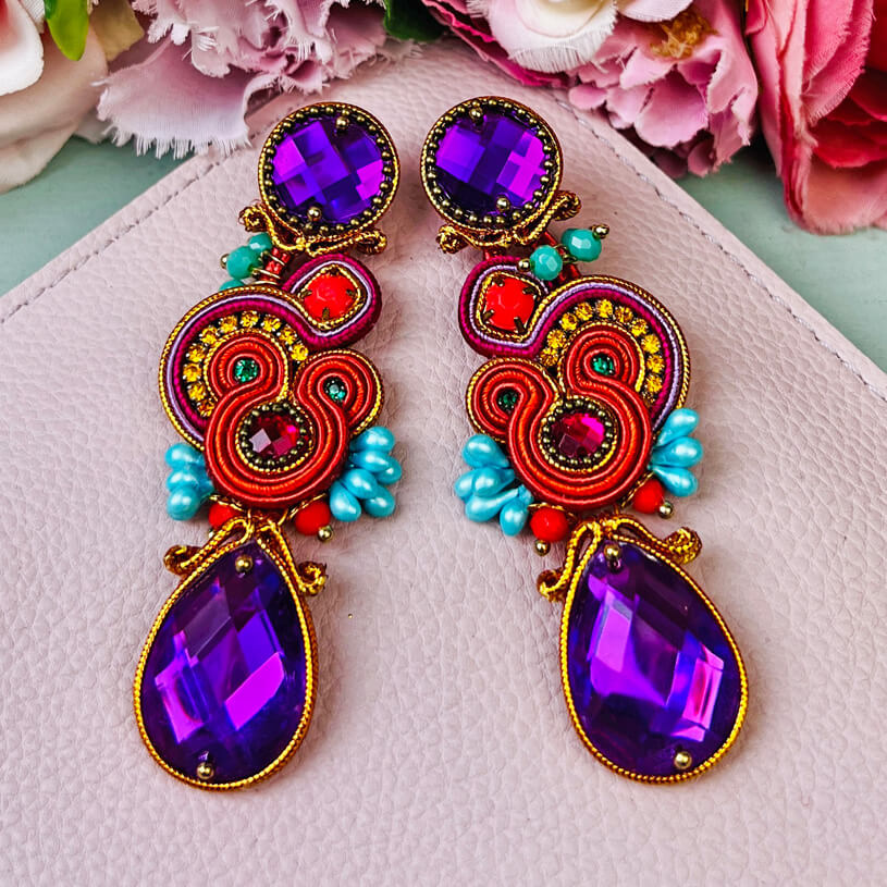 Soutache-Ohrstecker mit Bändern in Orange und funkelnden Steinen in Magenta