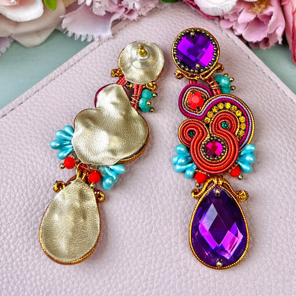 Soutache-Ohrstecker mit Bändern in Orange und funkelnden Steinen in Magenta