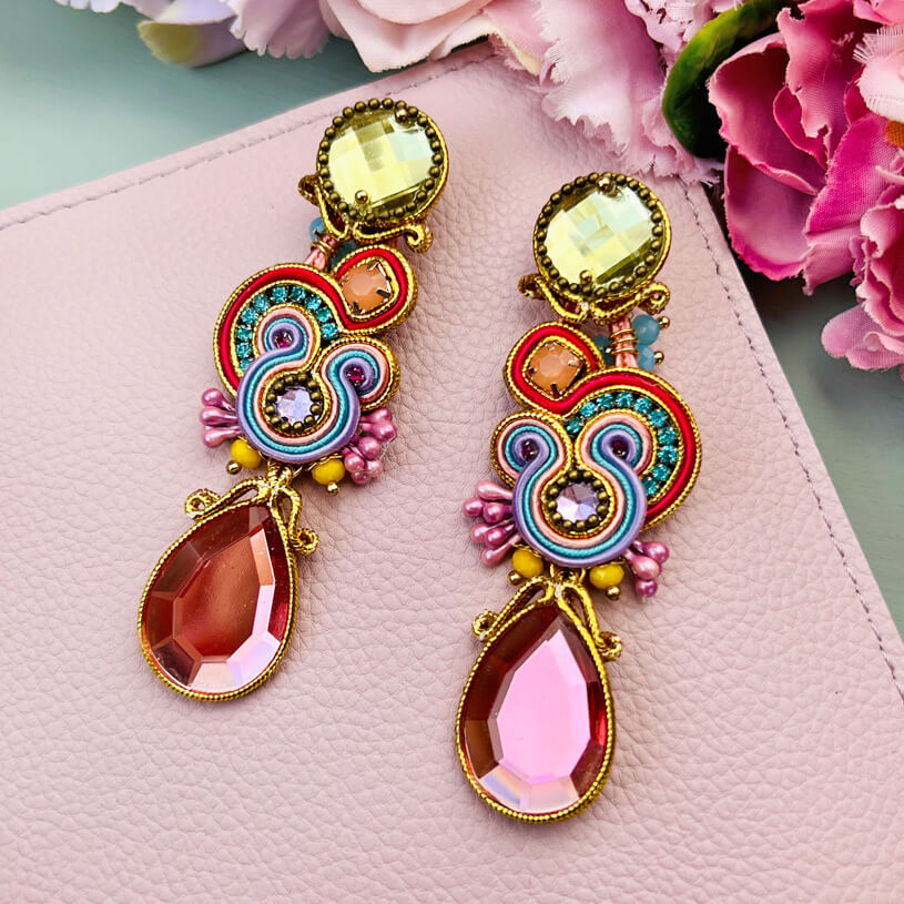 Soutache Ohrstecker mit seidigen Bändern in Gold und funkelnden Tropfen in Rosa und Lindgrün