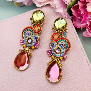 Soutache Ohrstecker mit seidigen Bändern in Gold und funkelnden Tropfen in Rosa und Lindgrün