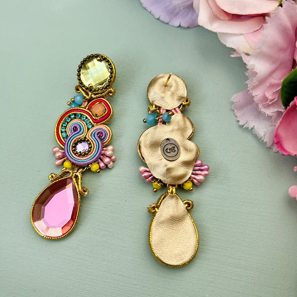 Soutache Ohrstecker mit seidigen Bändern in Gold und funkelnden Tropfen in Rosa und Lindgrün