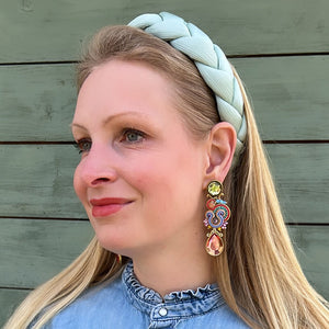 Soutache Ohrstecker mit seidigen Bändern in Gold und funkelnden Tropfen in Rosa und Lindgrün