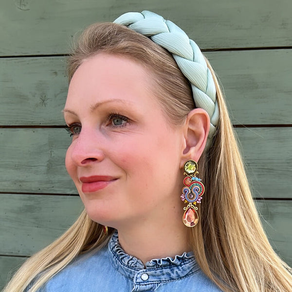 Soutache Ohrstecker mit seidigen Bändern in Gold und funkelnden Tropfen in Rosa und Lindgrün