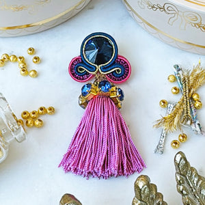 Auffällige Soutache-Ohrstecker in Blau und Rosa mit Quaste