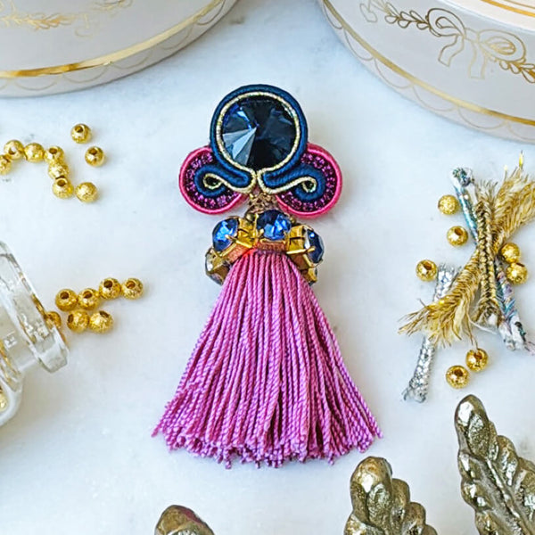 Auffällige Soutache-Ohrstecker in Blau und Rosa mit Quaste