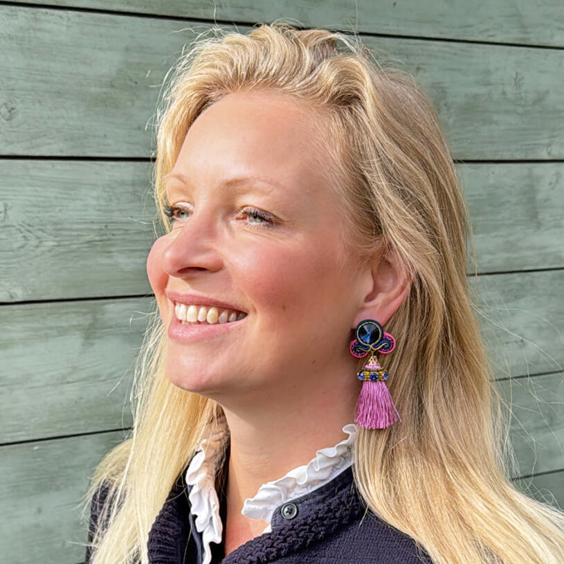 Auffällige Soutache-Ohrstecker in Blau und Rosa mit Quaste