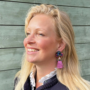 Auffällige Soutache-Ohrstecker in Blau und Rosa mit Quaste