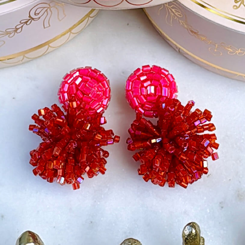 Farbenfrohe StatementOhrringe aus Perlen in Pink und Orange