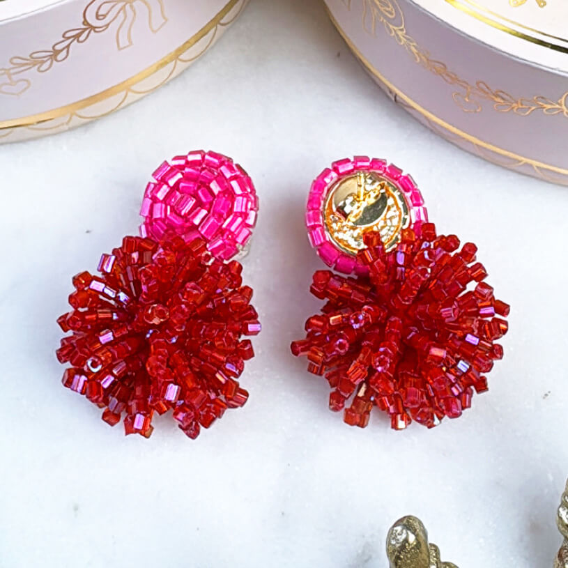 Farbenfrohe StatementOhrringe aus Perlen in Pink und Orange