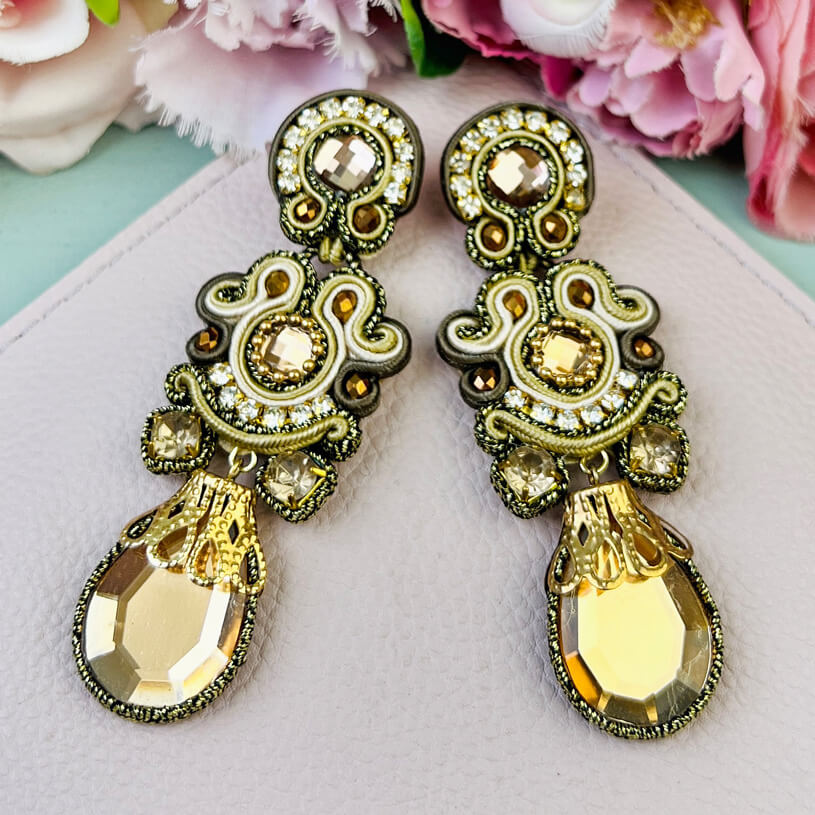 Wunderschöne Soutache-Ohrringe in Gold, Creme und Braun