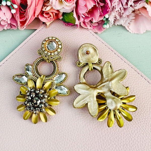 Große goldfarbene Ohrringe mit floralen Elementen in Soutache-Optik