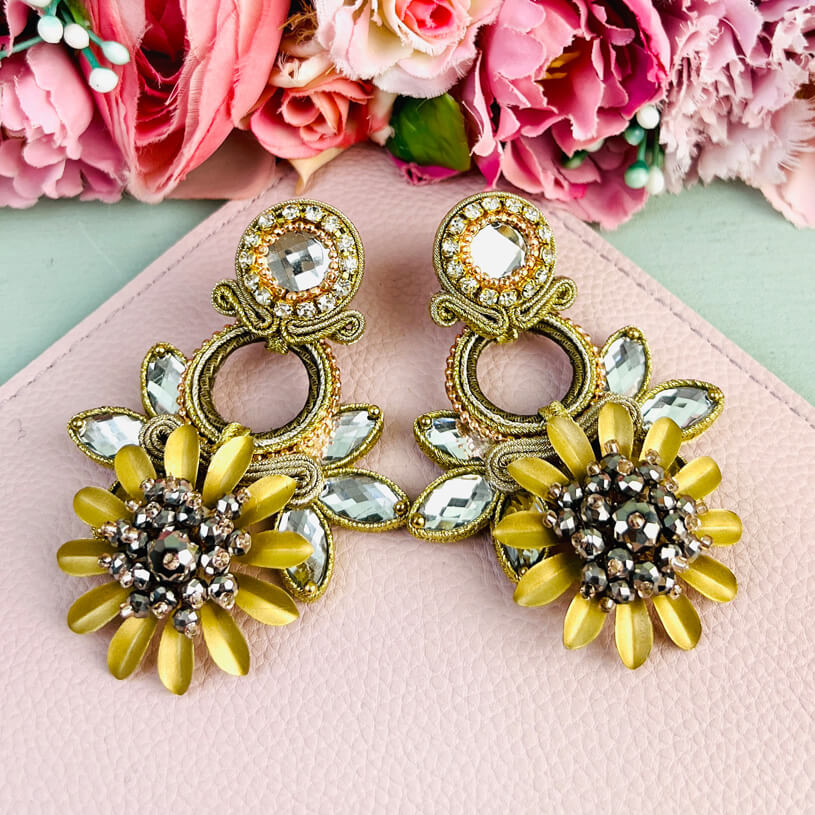 Große goldfarbene Ohrringe mit floralen Elementen in Soutache-Optik