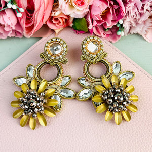 Große goldfarbene Ohrringe mit floralen Elementen in Soutache-Optik