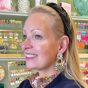 Große goldfarbene Ohrringe mit floralen Elementen in Soutache-Optik