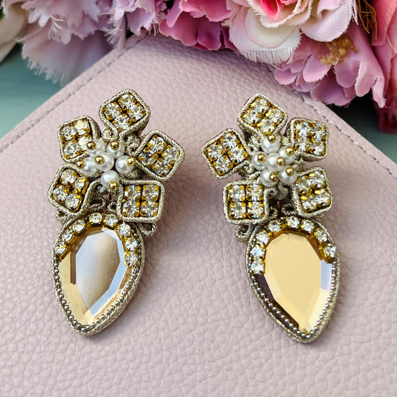 Wunderschöne Schneekristall-Soutache-Ohrringe in Champagner