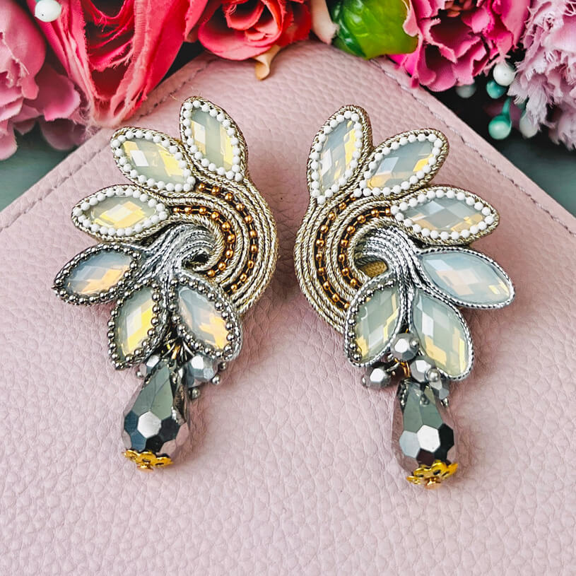 Funkelnde Soutache-Ohrringe in Silber, Weiß und Gold