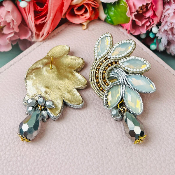 Funkelnde Soutache-Ohrringe in Silber, Weiß und Gold