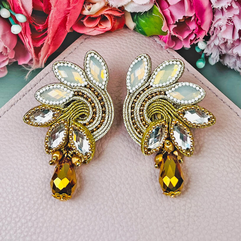 Funkelnde Soutache-Ohrringe in Gold und Weiß