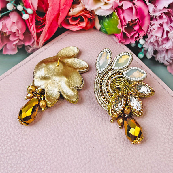 Funkelnde Soutache-Ohrringe in Gold und Weiß