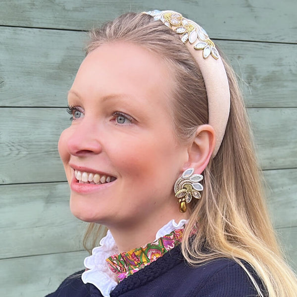 Funkelnde Soutache-Ohrringe in Gold und Weiß