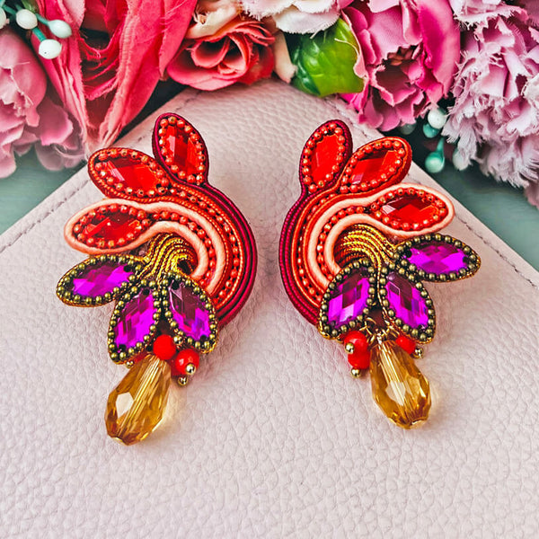 Funkelnde Soutache-Ohrringe in Orange, Pink und Rot