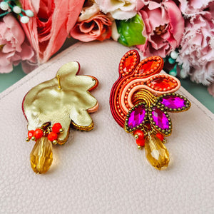 Funkelnde Soutache-Ohrringe in Orange, Pink und Rot