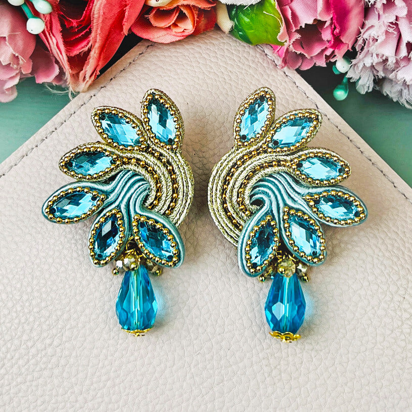 Funkelnde Soutache-Ohrringe in zarten Hellblautönen mit Gold