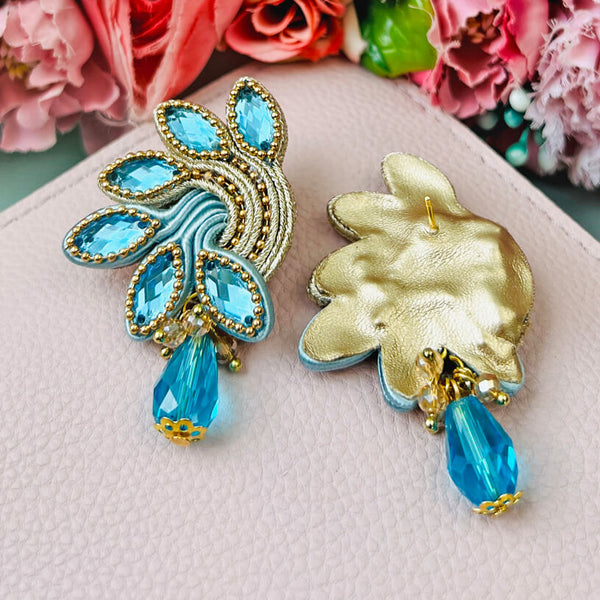 Funkelnde Soutache-Ohrringe in zarten Hellblautönen mit Gold