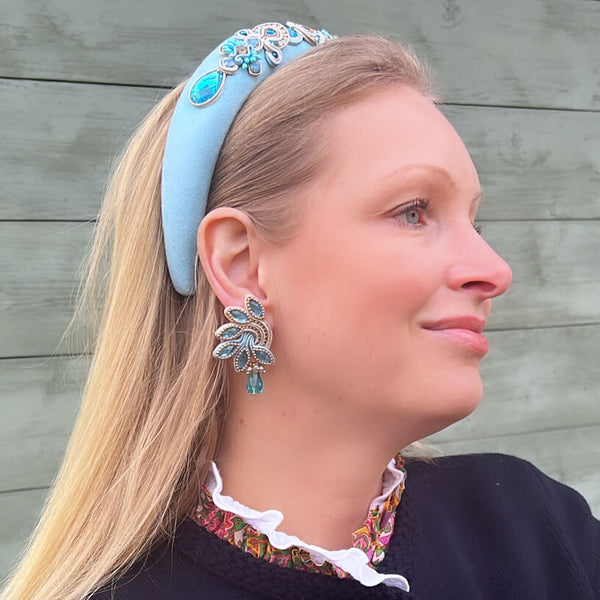 Funkelnde Soutache-Ohrringe in zarten Hellblautönen mit Gold