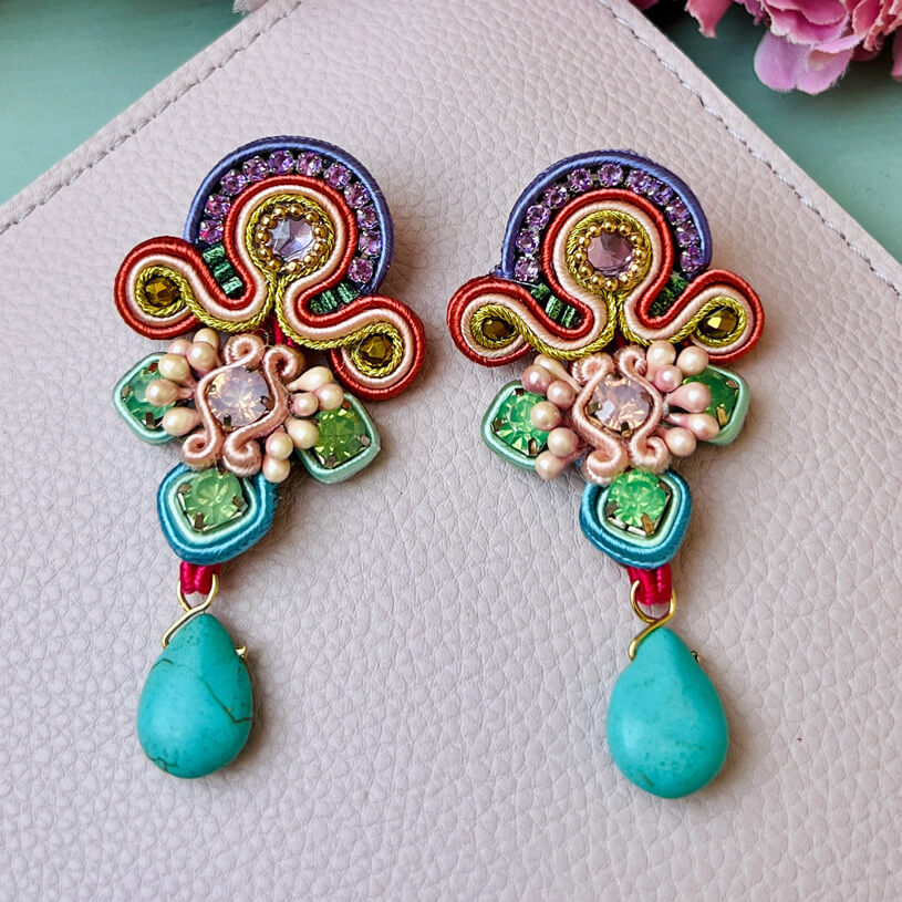 Hübsche Soutache-Ohrringe mit Steinen in Türkis und Grün