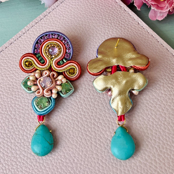 Hübsche Soutache-Ohrringe mit Steinen in Türkis und Grün