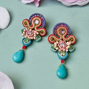 Hübsche Soutache-Ohrringe mit Steinen in Türkis und Grün