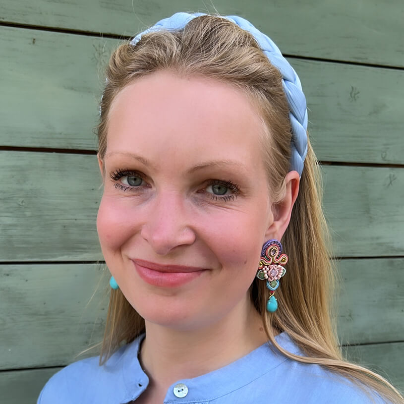 Hübsche Soutache-Ohrringe mit Steinen in Türkis und Grün