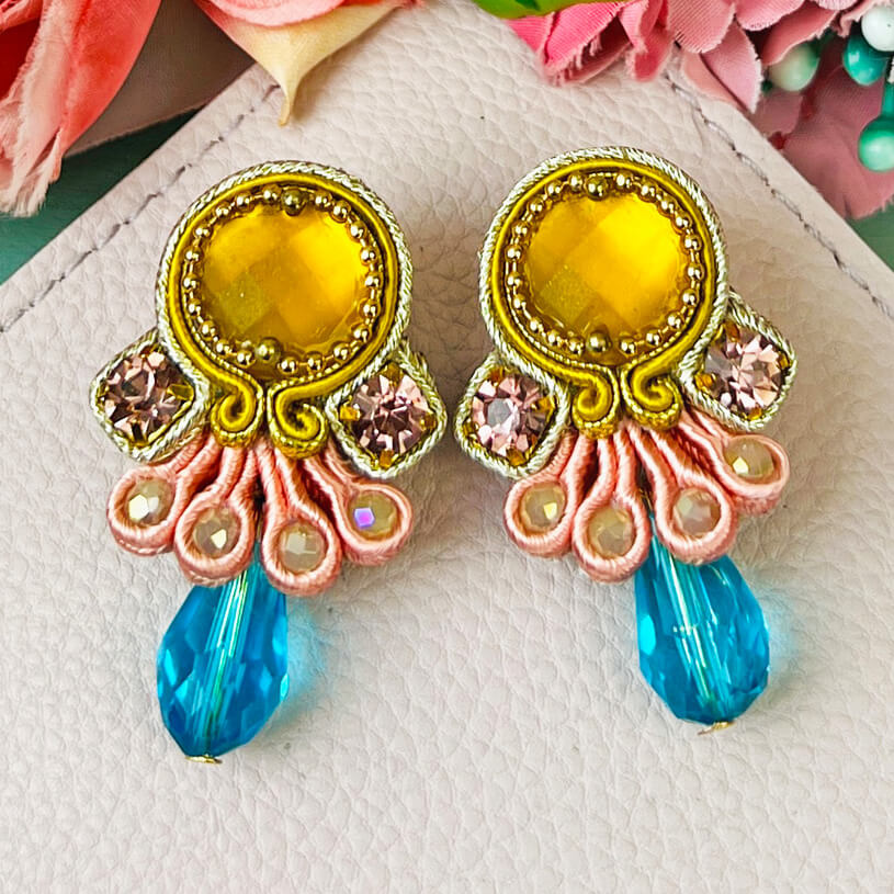 Kleine bunte Soutache-Ohrringe in Gelb, Rosa und Blau