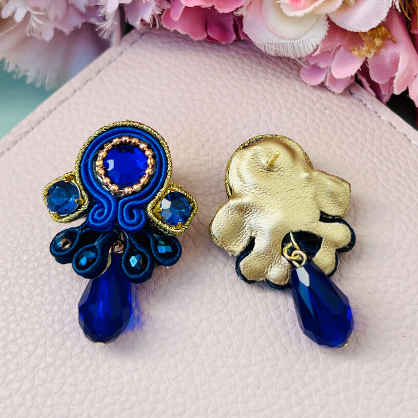 Funkelnde Soutache-Ohrstecker in Dunkelblau